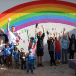 Gruppenbild der Kinder mit Josef Mend und Jürgen Adler