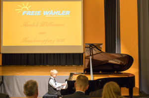 Am Flügel schon wie ein großer Pianist - Kyrill Zeiher begleitet den Empfang in der Karl-Knauf-Halle 