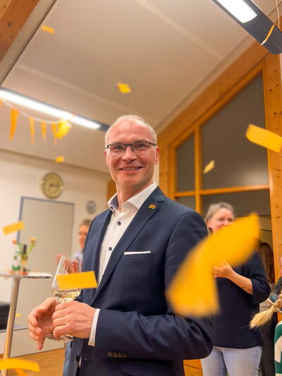 Dieter Lenzer im Konfettiregen