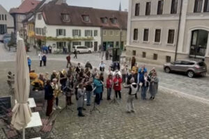 Geburtstags-Standkonzert vor dem Iphöfer Rathaus für Ehrenbürger Baldwin Knauf
